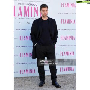 Ed Hendrik Instagram - ieri abbiamo presentato alla stampa “FLAMINIA” 
esordio alla regia di @michelagiraud 

grazie Michela
perché sei stata una condottiera coraggiosa e piena di amore, perché mi hai regalato qualcosa di unico
perché hai dedicato il film anche a mio padre, che si è divertito come un pazzo e io con lui
non lo dimenticherò mai🤍

grazie ai miei meravigliosi compagni @rita_abela_ @ludovicabizzaglia @lucrezialantedellarovere @antonello_fassari @francivaltorta @catherinebertonidelaet @fabriziocolica @sandanieletinti @thefrancescomarioni @roxycolace tutto il cast & la troupe 

grazie @giuseppesacca_ perché ci hai creduto e l’hai reso possibile insieme a @eagleoriginalcontent @pepitoproduzioni @visionfilmdistribution @mproietti 

grazie a @giorgioarmani @stellagiannetti perché, come sempre, mi avete fatto sentire bello e tanto speciale 

grazie a @churchs @flaviocer perché non potrei desiderare di più 

grazie alla mia squadra di fuoriclasse @studiocau @gianfilippocau @saracosetti_ @wannabemgmt @crawford_talents 

grazie al mio coach @alexprete e al lab @acting_lab_studio_prete perché da soli si va veloci, ma insieme si va lontano, e noi andiamo veloci e lontano scalando montagne

finire un film è ogni volta un miracolo, qui ce ne sono stati tanti✨

ci vediamo al cinema dall’11 Aprile con “FLAMINIA”🩷

daje

ph: @elisabetta_villa_rome