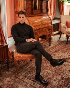 Ed Hendrik Instagram - il mio primo paio di @churchs le ho ereditate da mio padre a 18 anni, un regalo che custodisco gelosamente

Thank you @churchs & @flaviocer for yet another incredible evening together. Elegance, craftsmanship, style… in one word: Excellence. 
As per usual you raise the bar and manage to exceed the expectations. The new loafers collection is astonishing. 

@churchs 
#churchsshoes 
#ad