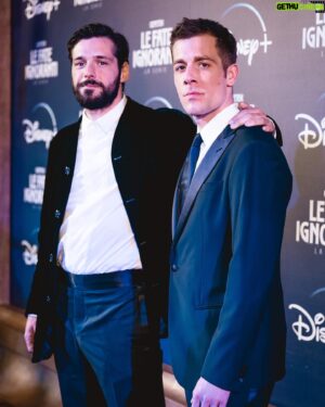 Ed Hendrik Instagram - rallento e mi godo il viaggio ✨

poi se ti veste Giorgio Armani… grazie @giorgioarmani @stellagiannetti 💙

#LeFateIgnoranti
@ferzanozpetek 
#disneyplus 
@disneyplusit