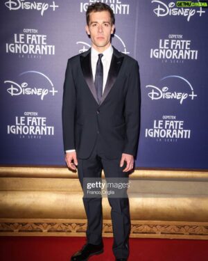 Ed Hendrik Instagram - rallento e mi godo il viaggio ✨

poi se ti veste Giorgio Armani… grazie @giorgioarmani @stellagiannetti 💙

#LeFateIgnoranti
@ferzanozpetek 
#disneyplus 
@disneyplusit
