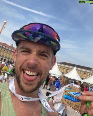 Ed Hendrik Instagram - Un vincitore è un sognatore che non si è mai arreso. • N. Mandela

Proprio nello sforzo enorme e coraggioso di vincere la fatica riusciamo a provare, almeno per un istante, la sensazione autentica di vivere. Raggiungiamo la consapevolezza che la qualità del vivere non si trova in valori misurabili in voti, numeri e gradi, ma è insita nell’azione stessa, vi scorre dentro. • H. Murakami

Ho corso la mia prima maratona. 
Me la sono goduta. 
Difficile descrivere cosa si provi. 
Chi l’ha corsa, sa di cosa parlo. 
Per ognuno è un’esperienza unica e profondamente intima. 
Auguro a tutti di farlo almeno una volta nella vita.
La consapevolezza di se stessi cambia durante i mesi d’allenamento.
Quei 42,195 km sono un ponte per conoscere il propio animo, una discesa nelle proprie viscere, dove regna l’istinto, capisci di che pasta sei fatto, quando arrivi al limite e pensi di non averne più. 

Sono soddisfatto del mio tempo: 3:41:09

Come primo tentativo, dopo aver fumato per più di 15 anni ci sta. Se po’ migliorà… 

Ringrazio tutte le persone che mi hanno seguito, aiutato, sostenuto e consigliato in questa avventura.

@sebastianogavasso il primo che ho chiamato e che mi ha indirizzato alle persone giuste.

@fisiomassoeda che mi ha preparato alla grande!

@fagnanifrancesco @fagnani_nutrition che mi ha insegnato a nutrire in modo corretto il mio corpo per affrontare questa prova mastodontica!

@extrafisio_danilo_stanzione che mi ha aggiustato e riparato quando me sono rotto e che mi ha permesso di correre!

@lbm_sport la mia squadra!

@lorenzopaoloc che ha condiviso con me questa follia meravigliosa e l’ha portata a termine nonostante tutto!🏃🏼‍♂️🏃🏻‍♂️

Infine la mia famiglia, i miei amici e tutti voi per il sostegno nei mesi! 
Ma soprattutto il mio pupo, Leonardo, il pupo in arrivo e mia moglie, senza la quale non sarebbe stato proprio possibile♥️

se beccamo nella prossima griglia di partenza! Daje🤟🏼

Sembra sempre Impossibile. Finché non viene fatto.