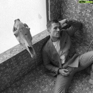 Ed Hendrik Instagram - Notti infinite aspettando quell'alba che non sorgerà
Pensavo soltanto a una cosa, fuggire lontano da qua
Ricordo avevo solo il buio intorno
So che avrei dato luce a questo sogno
Io lo sapevo, ci credevo, me lo ripetevo ogni maledetto giorno 

@illmostro 

ph: @johnnycarrano_
