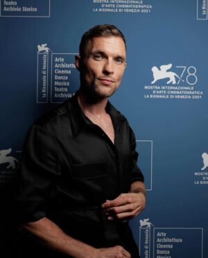 Ed Skrein Instagram - @labiennale portrait for #monalisaandthebloodmoon 💜 
Much Love to @connolly @baudoinlange @pantherellasocks @oliverpeoples @_manners @tobymclellan @thegreatfrogldn and the man with the master plan @styleanderror for all the continued support ❤️
