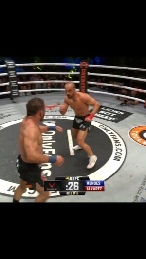Eddie Alvarez Instagram - @ealvarezfight se lleva la victoria por decisión dividida en un clásico instantaneo contra @chadmendes 
.
Una verdadera guerra para el recuerdo en una de las mejores peleas a nudillo limpio de la historia! #BKFC41 #BKFC 👊