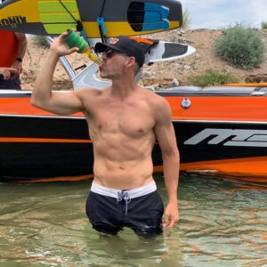 Eddie Cibrian Instagram - Remember: Hydrate 🍻 #mightbepeeing 😬🔂
