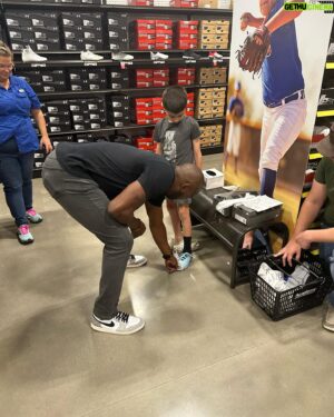Eddie Jackson Instagram - Great time yesterday at the new @academy in Brenham tx. I had the opportunity to help some very deserving kiddos in the community through the @brenhamgamechangers program. Absolutely amazing what there doing for these kids. 🙌🏾