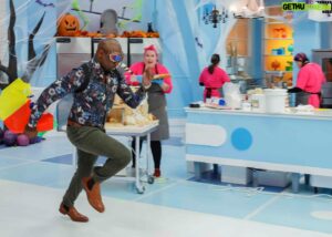 Eddie Jackson Instagram - I AIN’T SCARED. Catch me running FAST into this weeks episode of #TheBigBakeHalloween Scare Devils 😈😈. 

🇨🇦🇨🇦Catch this episode Oct. 15 at 8pET / 5pPT on @foodnetworkca 

🇺🇸🇺🇸 Catch this episode Oct. 23 at 11pET / 11p CT on @foodnetwork 

#ChefEddieJackson #FitChefEddie #TheBigBake