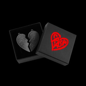Eddy de Pretto Instagram - Le CRASH CŒUR merch est disponible et il est iconique ! Tag la personne avec qui tu partages le pendentif cassé !