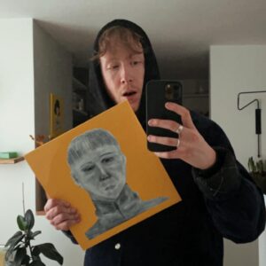 Eddy de Pretto Instagram - CRASH CŒUR est désormais disponible ! Usez le, crashez le dans tous les recoins de votre cœur. Il est totalement à vous, mais méfiez vous de lui, il est scorpion energy 🦂