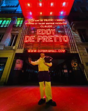 Eddy de Pretto Instagram - Il y a des soirées mémorables comme celles ci, qui ont ce petit truc en plus qui vous reste longtemps dans le cœur. Merci à toutes les équipes qui rendent possibles le CRASH CŒUR TOUR, à l’@olympiahall, à @loewe par @jonathan.anderson pour ces habits de lumière et make up par @yslbeauty 💅🏼

Si vous saviez comme j’ai adoré créer ce spectacle de toutes pièces et une hâte de titan de vous le présenter dans les zéniths et à mon tout premier @accor_arena 📈

love’n’tendresse 
#yslmakeup #loewe 

📸 @8.125studio
Ps : @claudecestclaude jtm