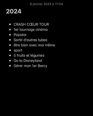 Eddy de Pretto Instagram - Avec un peu de retard, je vous souhaite une année 2024 pleine d’amour et de tendresse ❤️‍🔥 qu’elle vous soit aussi sucrée et chaleureuse que cette fameuse sucette cœur qui dégouline toujours au soleil 🍭 Merci encore pour l’accueil que vous faites à l’album ! Je suis trop excité de vous retrouver dans les salles pour celles et ceux qui sont déjà venu.es, et enchanté de rencontrer de nouvelles têtes pour le crash cœur tour 📈

Photo @nicolasdespis 
pour @applemusicfrance 
Glam @alexlagardere 
Stylisme @nikitavlk