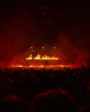 Eddy de Pretto Instagram - Il y a des soirées mémorables comme celles ci, qui ont ce petit truc en plus qui vous reste longtemps dans le cœur. Merci à toutes les équipes qui rendent possibles le CRASH CŒUR TOUR, à l’@olympiahall, à @loewe par @jonathan.anderson pour ces habits de lumière et make up par @yslbeauty 💅🏼

Si vous saviez comme j’ai adoré créer ce spectacle de toutes pièces et une hâte de titan de vous le présenter dans les zéniths et à mon tout premier @accor_arena 📈

love’n’tendresse 
#yslmakeup #loewe 

📸 @8.125studio
Ps : @claudecestclaude jtm