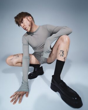 Eddy de Pretto Instagram - Retrouve moi en cover @tetumag dans tous les kiosques ! 🌈 et ce soir à 17h un nouveau clip en avant première YouTube. 

Photographe @benfourmi 
Styliste @nikitavlk 
Head of Fashion @ulyssejosselin 
Make Up artiste @davidlenhardt 
Hair styliste @alexlagardere 
Assistant photographe @estellecaudy 
Assistant styliste Junior Cabral
Retouching @spbeautyretouch 
Production@aurea.productions