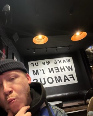 Eddy de Pretto Instagram - Avec un peu de retard, je vous souhaite une année 2024 pleine d’amour et de tendresse ❤️‍🔥 qu’elle vous soit aussi sucrée et chaleureuse que cette fameuse sucette cœur qui dégouline toujours au soleil 🍭 Merci encore pour l’accueil que vous faites à l’album ! Je suis trop excité de vous retrouver dans les salles pour celles et ceux qui sont déjà venu.es, et enchanté de rencontrer de nouvelles têtes pour le crash cœur tour 📈

Photo @nicolasdespis 
pour @applemusicfrance 
Glam @alexlagardere 
Stylisme @nikitavlk
