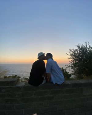 Eddy de Pretto Instagram - Je te donne l'océan, pour que te tu souviennes, des courses dans le vent que nous faisions ensemble, espérant que l'amour serait au large. Une histoire de plage, mêlée de sable et d'eau. Dans un coquillage, la voilure d'un bateau qui se balancait sur le bord du soleil 🐚