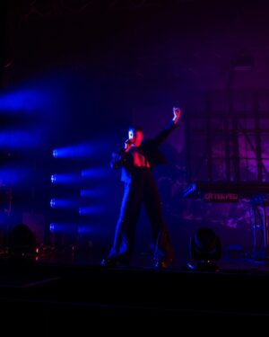 Eddy de Pretto Instagram - Le CRASH CŒUR TOUR a commencé, si tu veux voir ça tout est plein mais il reste quelques dernières places dans les zéniths de France, Belgique et Suisse sur eddydepretto.com ✨🕺🏽

crédit photo @8.125studio