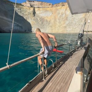 Eddy de Pretto Instagram - Je te donne l'océan, pour que te tu souviennes, des courses dans le vent que nous faisions ensemble, espérant que l'amour serait au large. Une histoire de plage, mêlée de sable et d'eau. Dans un coquillage, la voilure d'un bateau qui se balancait sur le bord du soleil 🐚