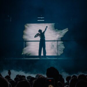 Eddy de Pretto Instagram - La scénographie du CRASH CŒUR TOUR est une proposition artistique à part entière. J’ai volontairement voulu utiliser de nouvelles technologies et jouer sur nos perceptions auditives et visuelles pendant près de 2 heures. Tout en gardant l’aspect généreux et humain d’un spectacle vivant. Alors, laissez vous crash ! Tout est complet mais il reste quelques places en zeniths à l’automne et à l’accor arena le 6 décembre 🤡 (lien en bio) love n tendresse ❤️‍🔥

Merci à toutes les équipes qui rendent ce spectacle possible 
Credit photo : @8.125studio