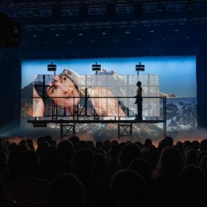 Eddy de Pretto Instagram - La scénographie du CRASH CŒUR TOUR est une proposition artistique à part entière. J’ai volontairement voulu utiliser de nouvelles technologies et jouer sur nos perceptions auditives et visuelles pendant près de 2 heures. Tout en gardant l’aspect généreux et humain d’un spectacle vivant. Alors, laissez vous crash ! Tout est complet mais il reste quelques places en zeniths à l’automne et à l’accor arena le 6 décembre 🤡 (lien en bio) love n tendresse ❤️‍🔥

Merci à toutes les équipes qui rendent ce spectacle possible 
Credit photo : @8.125studio