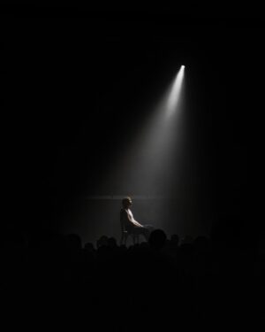 Eddy de Pretto Instagram - Le CRASH CŒUR TOUR a commencé, si tu veux voir ça tout est plein mais il reste quelques dernières places dans les zéniths de France, Belgique et Suisse sur eddydepretto.com ✨🕺🏽

crédit photo @8.125studio