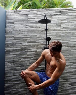 Edgar Ulrich Instagram - La douche en Martinique c’est autre chose 🧼 ! 
Sublime chez @casaferdi_fwi 😍
- Jamais sans mon maillot 🩳 @almanarre_clothing