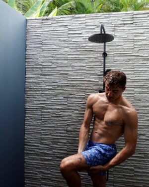 Edgar Ulrich Instagram - La douche en Martinique c’est autre chose 🧼 ! 
Sublime chez @casaferdi_fwi 😍
- Jamais sans mon maillot 🩳 @almanarre_clothing