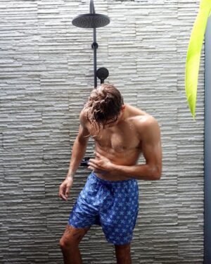 Edgar Ulrich Instagram - La douche en Martinique c’est autre chose 🧼 ! 
Sublime chez @casaferdi_fwi 😍
- Jamais sans mon maillot 🩳 @almanarre_clothing