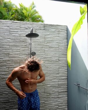 Edgar Ulrich Instagram - La douche en Martinique c’est autre chose 🧼 ! 
Sublime chez @casaferdi_fwi 😍
- Jamais sans mon maillot 🩳 @almanarre_clothing