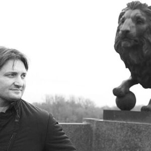 Edgard Zapashnyy Instagram - В Могилёве(Беларусь) есть мост на котором стоят львы.
Белорусский скульптор лепил этих львов с нашего Джона ☝️
#беларусь #могилев#запашный#лев #уровень #нашаистория