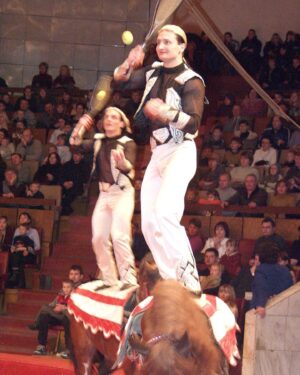 Edgard Zapashnyy Instagram - Декабрь 2003 год.
December 2003.
 За фото спасибо Андрею Сильчеву 🤝
#братьязапашные #былодело#жонглирование #сделановроссии #zapashnybrotherscircus #madeinrussia #juggler #horse #лошади