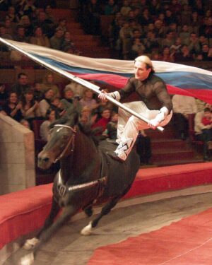 Edgard Zapashnyy Instagram - Декабрь 2003 год.
December 2003.
 За фото спасибо Андрею Сильчеву 🤝
#братьязапашные #былодело#жонглирование #сделановроссии #zapashnybrotherscircus #madeinrussia #juggler #horse #лошади