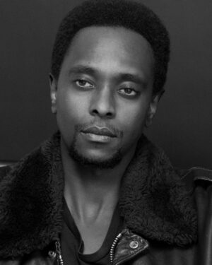 Edi Gathegi Instagram - The Schmoulder. 😂 Ifykyk. 📸 by: @luizacomsa01