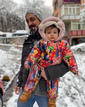 Edip Tepeli Instagram - Kar topunu alnıma yiyip sakalıma aklar düşünce kendimi @selimbyraktar ‘a benzettim. 40’larımda ateş edeceğim 😎
