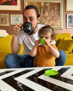 Edip Tepeli Instagram - O da içecekmiş sabah kahvesi… 🤷🏻‍♂️