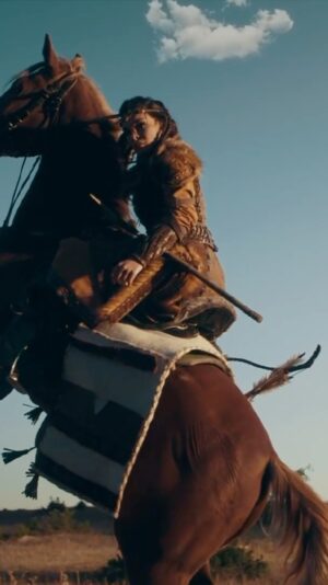 Edip Tepeli Instagram - Ben Dağ’ın kızı Akkız! Eksiği tam yapmaya! Köleyi hür kılmaya! Destanımı dağa göğe yazmaya geldim!

#Destan Çok yakında atv’de! @bozdagfilm @destanatv