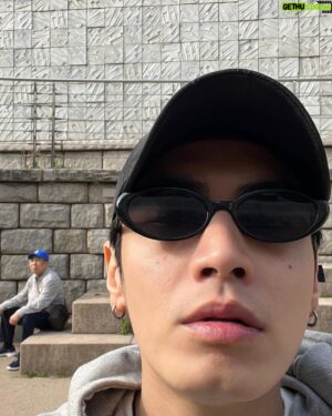 Edison Song Instagram - 我家門前有小河 
日落有小喝