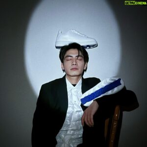 Edison Song Instagram - 情快的人們💘
跟各位分享一個好消息

最近看到好看的鞋子
我都用手拿
@burberry
#burberry