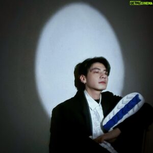 Edison Song Instagram - 情快的人們💘
跟各位分享一個好消息

最近看到好看的鞋子
我都用手拿
@burberry
#burberry