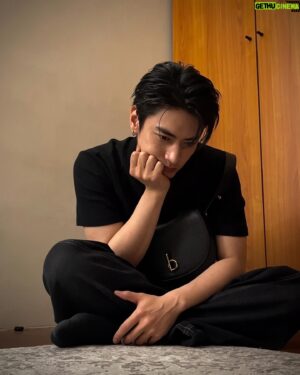 Edison Song Instagram - 跟 @burberry 在家聽了一整晚的音樂
聊到生活的細節
他說喜歡簡約
一起聽我的新歌
他覺得是黑色的
加點綴飾應該會選B major 9

@burberry 
#RockingHorse
#Burberry