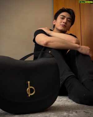Edison Song Instagram - 跟 @burberry 在家聽了一整晚的音樂
聊到生活的細節
他說喜歡簡約
一起聽我的新歌
他覺得是黑色的
加點綴飾應該會選B major 9

@burberry 
#RockingHorse
#Burberry