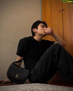 Edison Song Instagram - 跟 @burberry 在家聽了一整晚的音樂
聊到生活的細節
他說喜歡簡約
一起聽我的新歌
他覺得是黑色的
加點綴飾應該會選B major 9

@burberry 
#RockingHorse
#Burberry