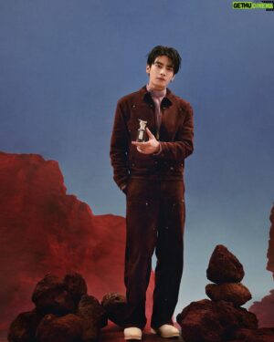 Edison Song Instagram - 看塵埃在光線中沐浴
或午後聽見遠處彈奏的鋼琴
當日常有了前中後調的鋪陳
細微的變化也可以是一場冒險之旅

The World According to Arthur 淡香精
讓新的一年始於寧靜

@penhaligons
#Penhaligons #PenhaligonsPortraits #PenhaligonsYearOfTheDragon