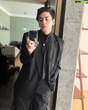 Edison Song Instagram - 海上對鏡與快樂小狗