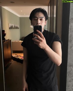 Edison Song Instagram - 海上對鏡與快樂小狗