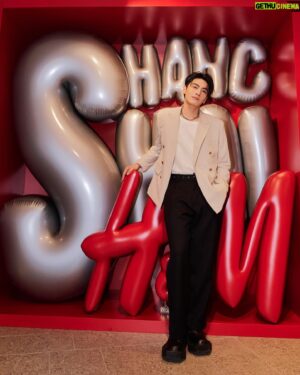 Edison Song Instagram - 在上海南京東路跟 @hm 約會 
是專屬的暢快之夜
沐浴在新品之中滿足的視覺
醒來再聽聽音樂
有這樣的旗艦店你幾點到？

 #HM時尚新程 #HM上海悅薈廣場旗艦店