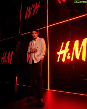 Edison Song Instagram - 在上海南京東路跟 @hm 約會 
是專屬的暢快之夜
沐浴在新品之中滿足的視覺
醒來再聽聽音樂
有這樣的旗艦店你幾點到？

 #HM時尚新程 #HM上海悅薈廣場旗艦店