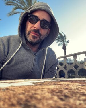 Edoardo Leo Instagram - Si sapeva. A lu salentu c’è lu sule, lu mare e pure tanto ientu. Ma c’è pure lu teatro. 
Riparte oggi la tournèe di #tiraccontounastoria tutta in terra pugliese. 
Stasera 20 marzo a Ostuni- Teatro Roma 
21 marzo Conversano - Teatro Norba
22 marzo Taranto - Teatro Orfeo
23 marzo San Severo - Teatro Verdi
24 marzo Bitonto - Teatro Traetta
Ci sono pochissimi biglietti disponibili e io non vedo l’ora di iniziare a raccontarvi storie.