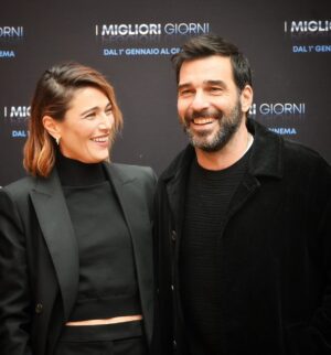 Edoardo Leo Instagram - #imigliorigiorni è ancora al cinema! Grazie per i messaggi e i commenti che ci mandate. Ed è il quarto film che faccio con questa ragazza che nel tempo è diventata mia amica. 
Un aneddoto. Le offro il ruolo di Elisa in #noielagiulia e mi chiede quando si gira. “A luglio” le dico. “Edo sono incinta, a luglio avró la pancia di sette mesi”
Torno a casa felice per lei ma deluso per il film. Poi mi illumino. Riscrivo in due notti tutta la sceneggiatura cambiando il suo personaggio in una ragazza in piena gravidanza. E @foglietta.anna lo fa con la sua pancia vera. Ed il suo talento. Ed è stata un’esperienza ed un set magico anche per questo. E dopo tanti anni siamo ancora qui. A pensare a nuove storie.