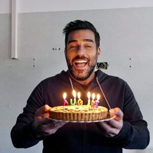 Edoardo Leo Instagram - Come molti altri miei compleanni, alla fine si festeggia sul set. Consapevole del sudato privilegio di poterlo fare. Stavolta sul set del #clandestino con una troupe splendida con cui condivido da quasi 5 mesi albe e lunghe notti di riprese di questa bellissima serie. Ringrazio tutti per i messaggi di affetto e stima. Per festeggiare insieme vi ricordo che #mia è ancora al cinema e vi aspetta. Grazie!
Ps. Eh sì ho espresso un desiderio.