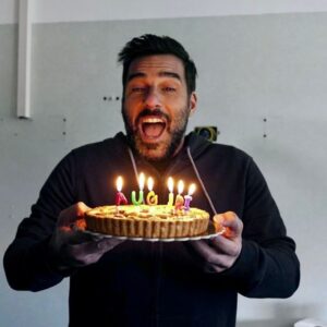 Edoardo Leo Instagram - Come molti altri miei compleanni, alla fine si festeggia sul set. Consapevole del sudato privilegio di poterlo fare. Stavolta sul set del #clandestino con una troupe splendida con cui condivido da quasi 5 mesi albe e lunghe notti di riprese di questa bellissima serie. Ringrazio tutti per i messaggi di affetto e stima. Per festeggiare insieme vi ricordo che #mia è ancora al cinema e vi aspetta. Grazie!
Ps. Eh sì ho espresso un desiderio.